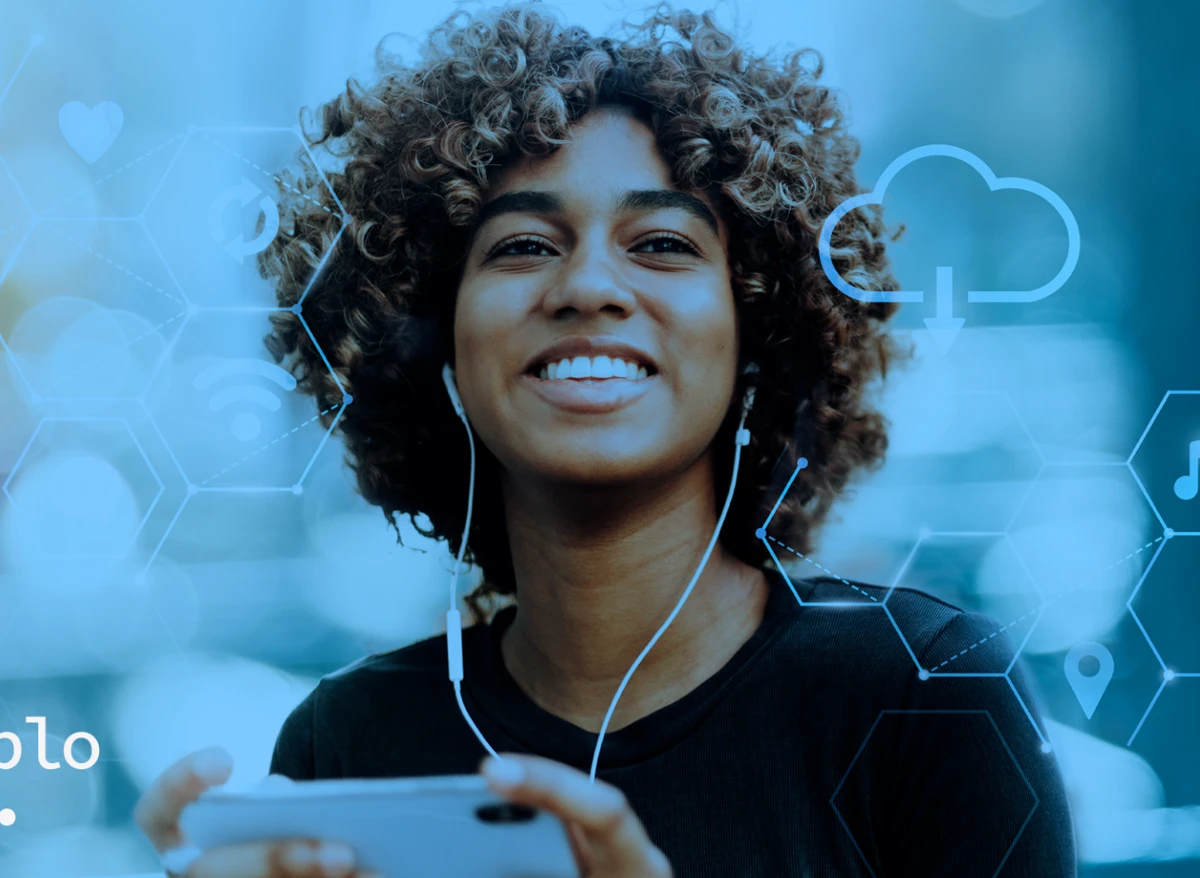 Jovem com fones de ouvido aproveitando conteúdo no celular