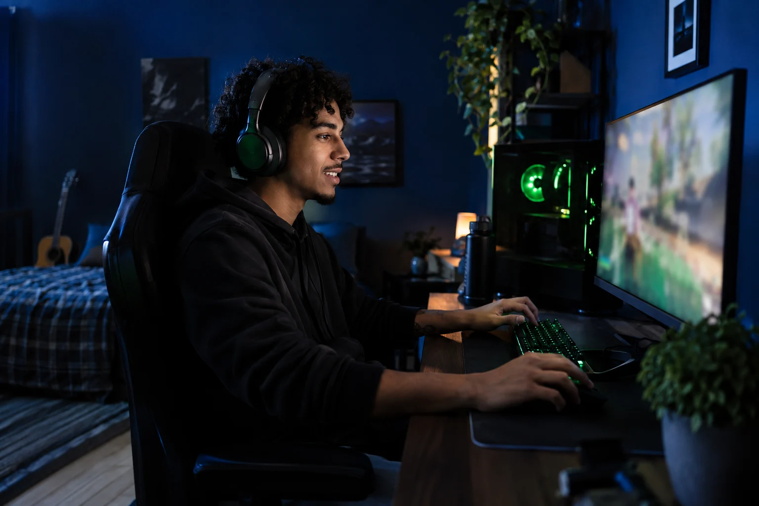 Imagem de campanha: jovem jogando em um computador em casa