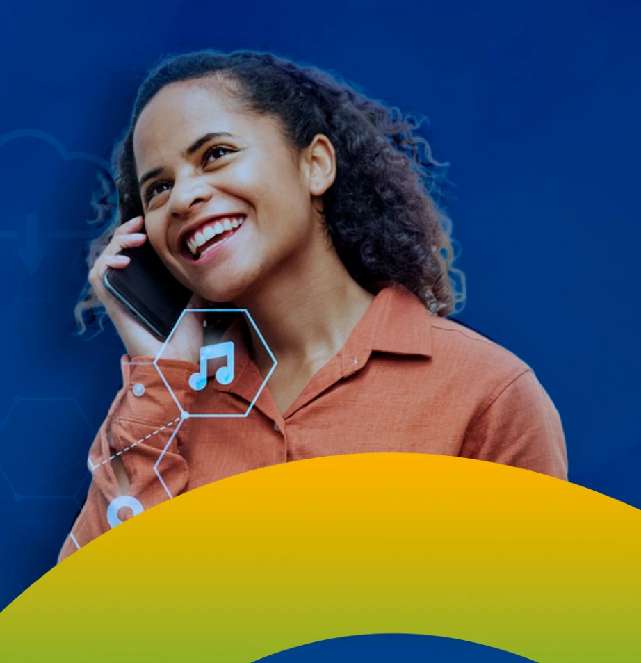 Mulher sorrindo em uma chamada, em campanha da ConnectaVC
